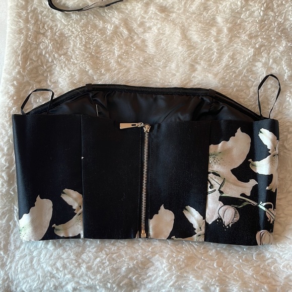 Floral crop top. Comes with removable straps. - Picture 2 of 2